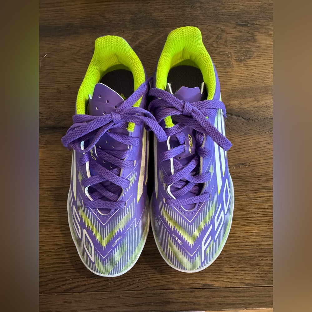 adidas Kids' F50 Club Indoor Soccer Shoes Size 1.